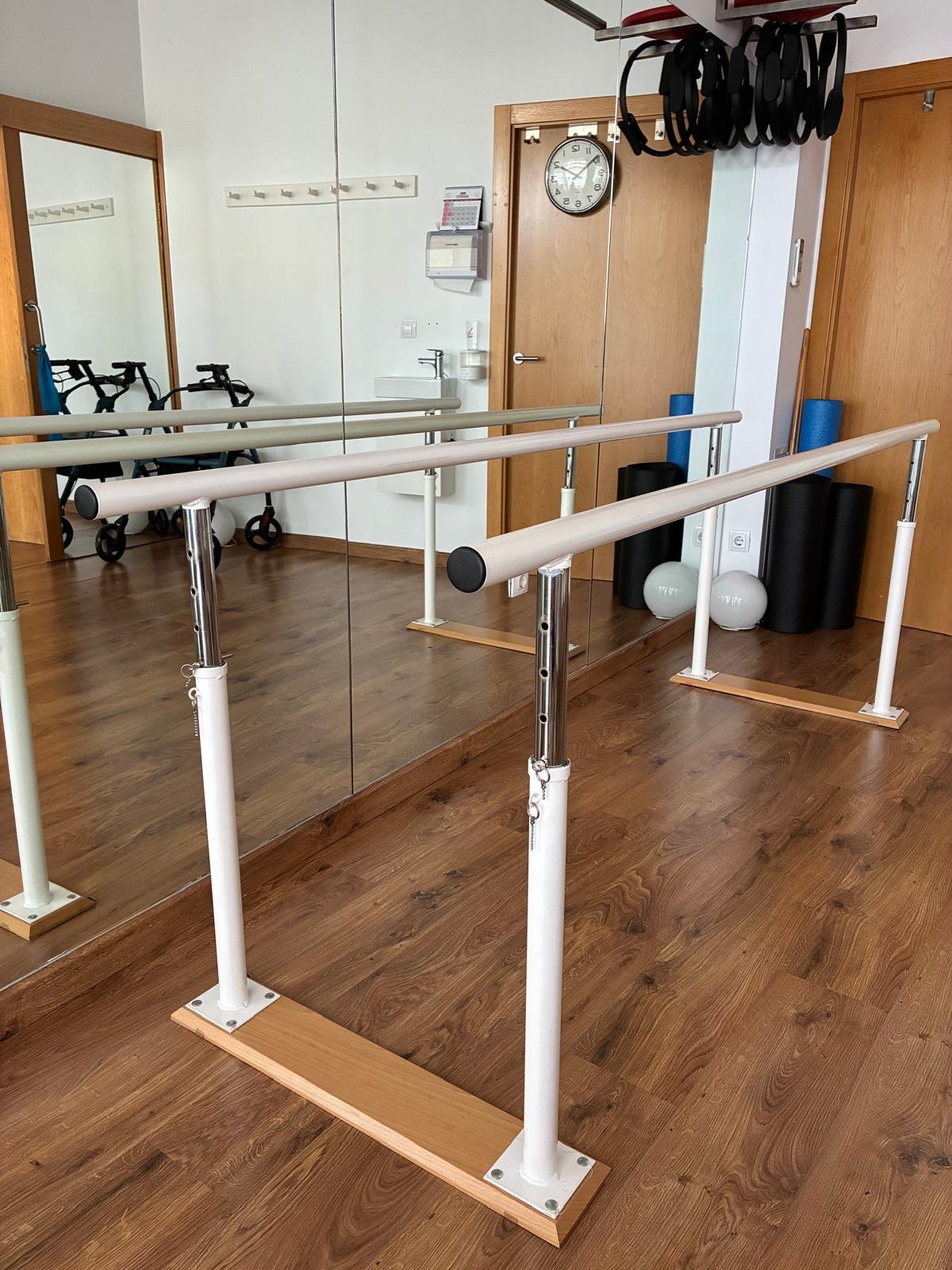 Barras paralelas de la sala de rehabilitación